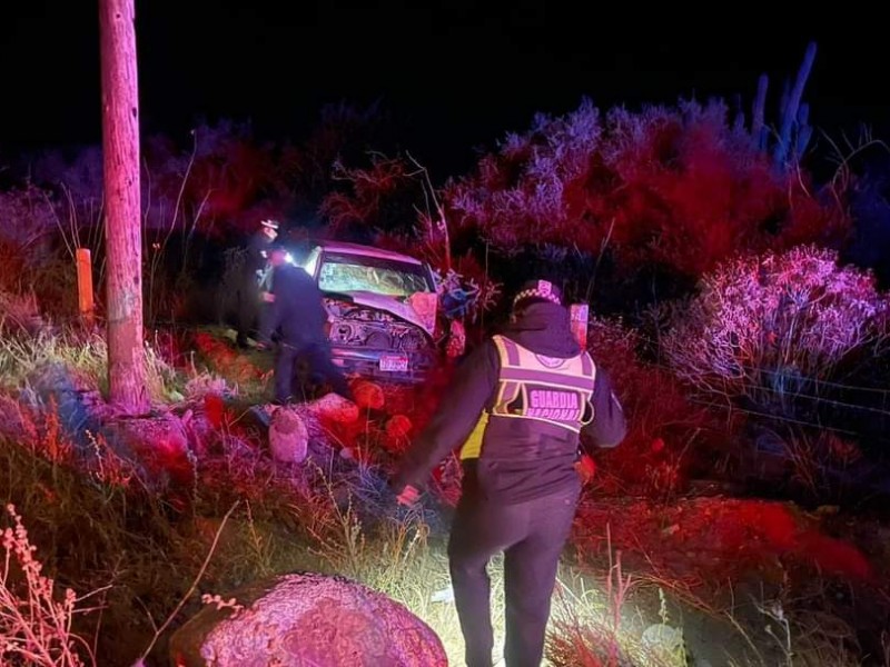 Abandonan vehículo tras accidentarse en carretera La Paz-Los Cabos