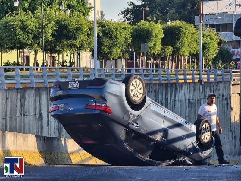 Abandonan vehículo tras volcar en nodo vial de La Cruz