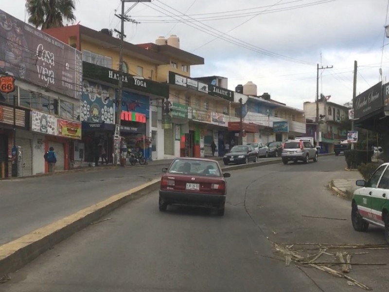 Abandono genera daños en avenida Chedraui Caram