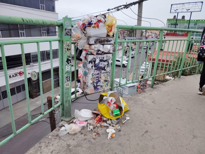 Abandono y basura en puente peatonal de Terminal de Toluca