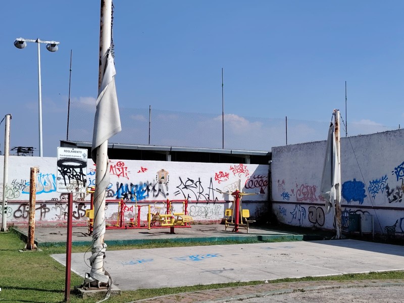 Abandono y deterioro en Unidad Deportiva de San Mateo, Metepec