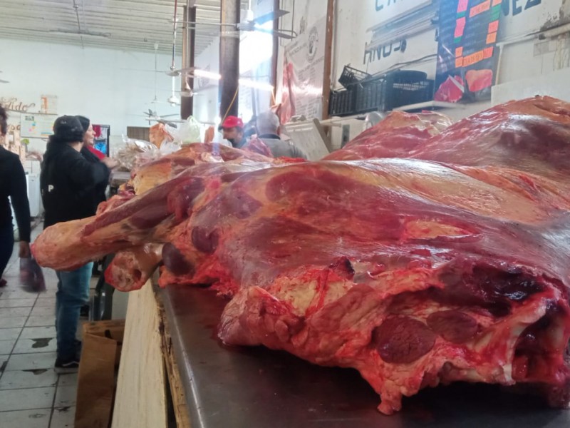 Llenas las carnicerías al interior del Mercado Municipal