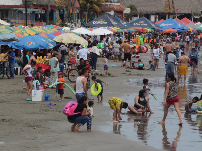 Abarrotadas lucen las playas de Veracruz