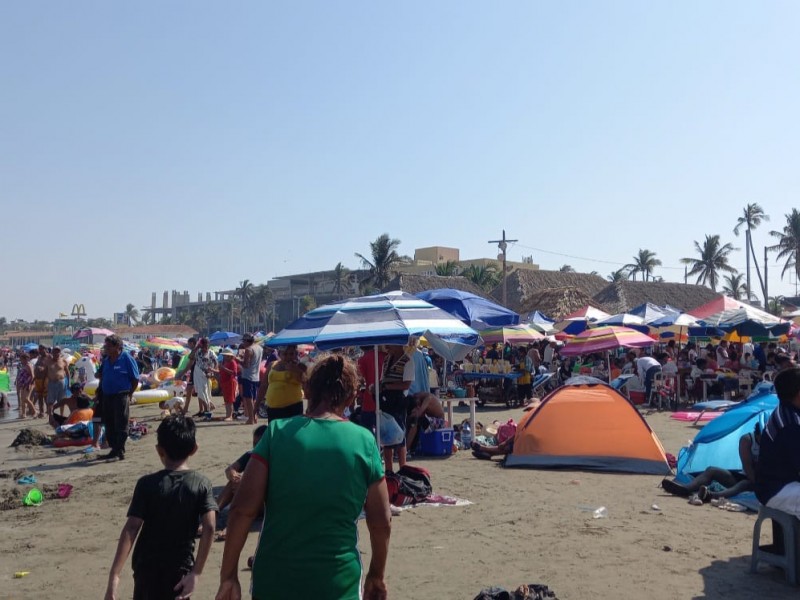 Abarrotadas playas de Veracruz durante el fin se semana