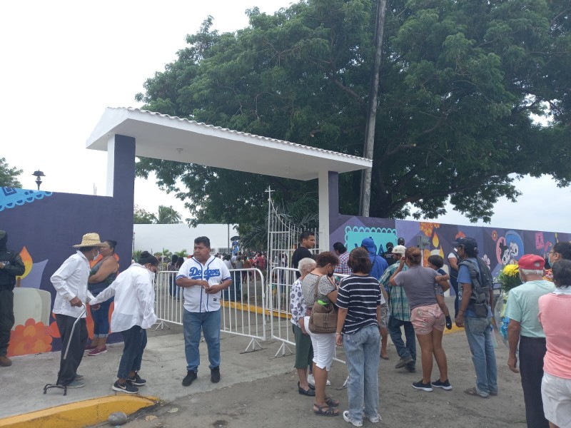 Abarrotado lució el panteón municipal de Veracruz