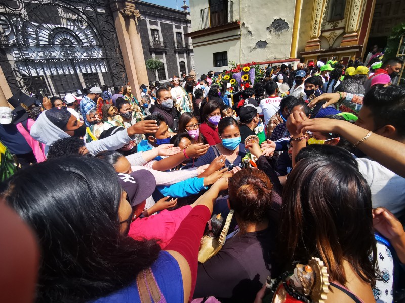 Abarrotan fieles iglesia de la Santa Veracruz