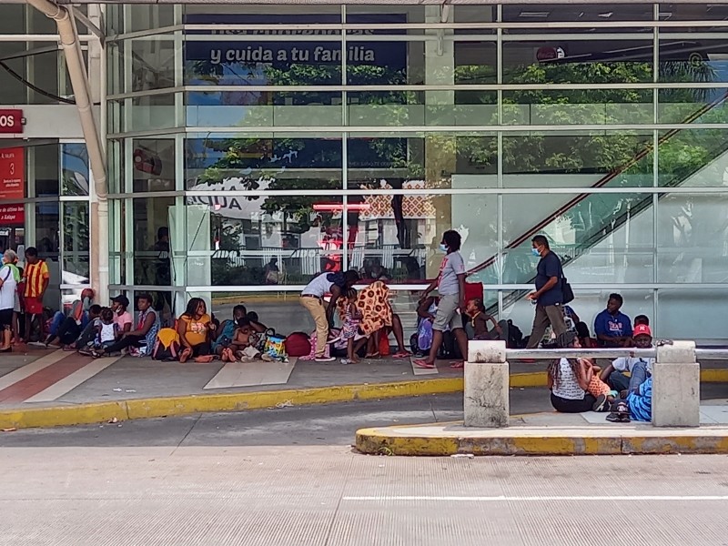 Abarrotan haitianos terminal de autobuses en Veracruz