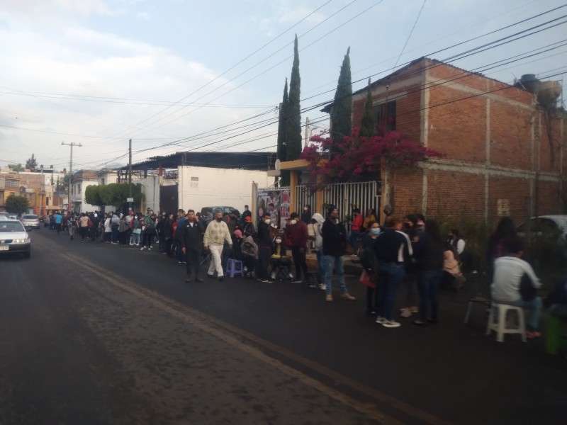 Abarrotan jóvenes centros de vacunación en Morelia