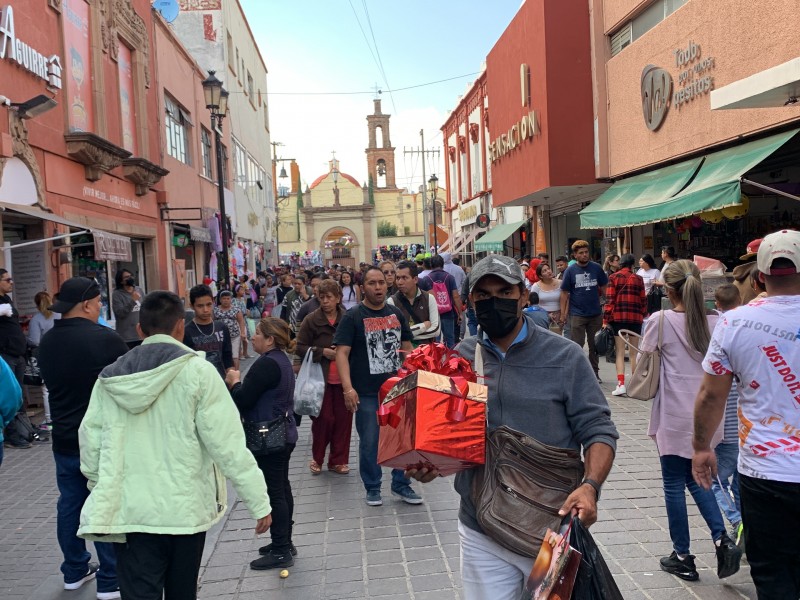 Abarrotan leoneses Zona Centro para compras.