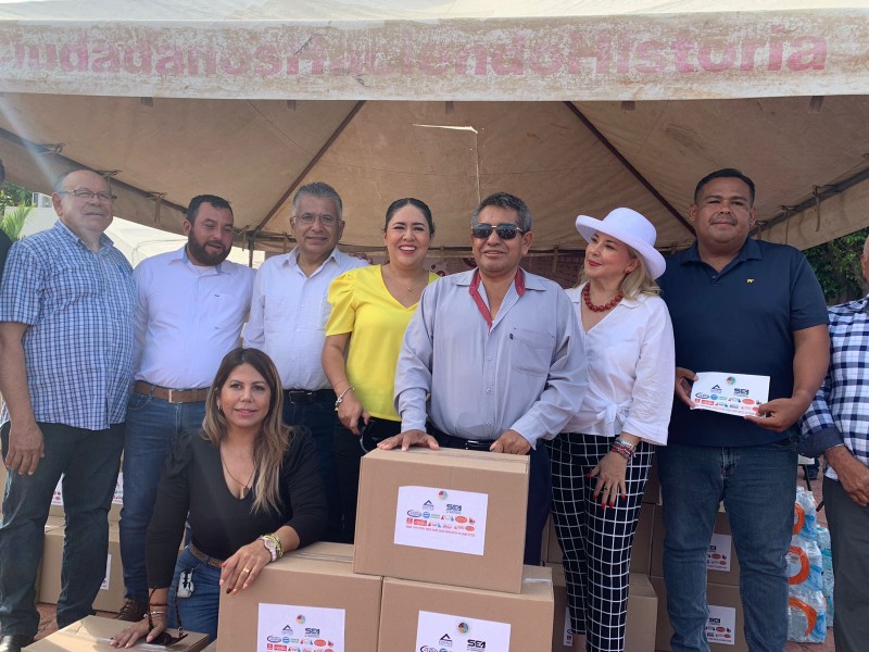 Abarroteros de Los Cabos entregan despensas para damnificados en Guerrero