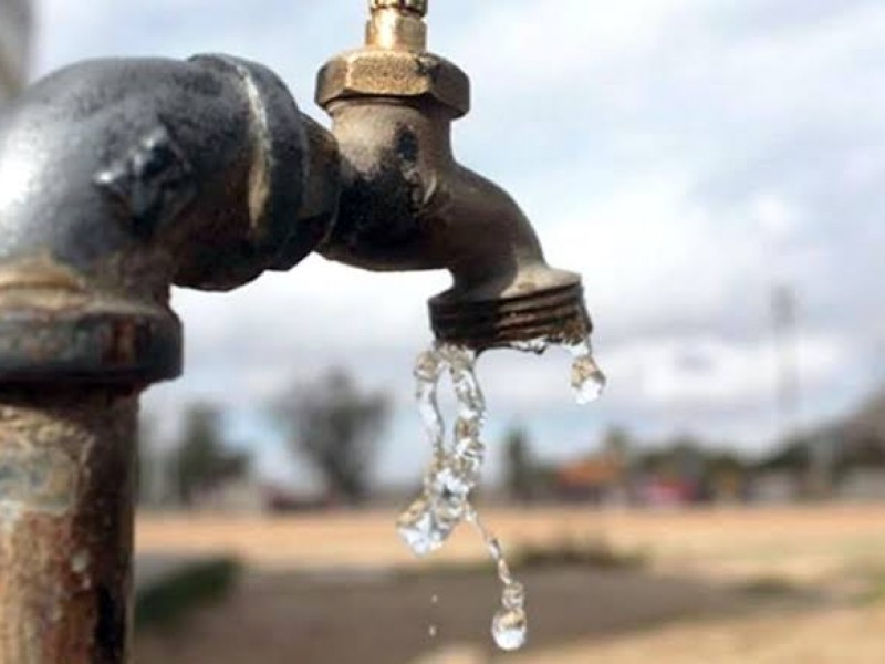 Abastecimiento de agua potable en colonia de Tepic