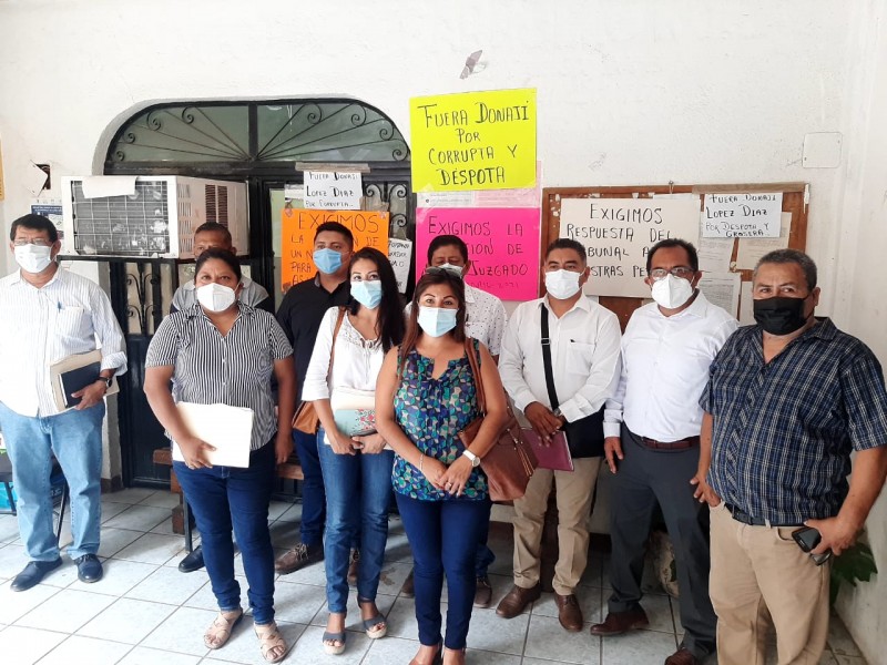 Abogados toman Juzgado Civil en Tehuantepec; denuncian rezagos administrativos