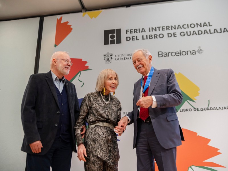 Abre Eduardo Mendoza el Salón Literario de la FIL