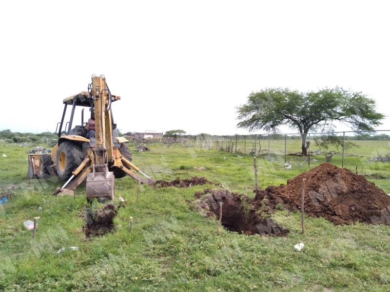 Abren 30 fosas por incremento de defunciones en Juchitán