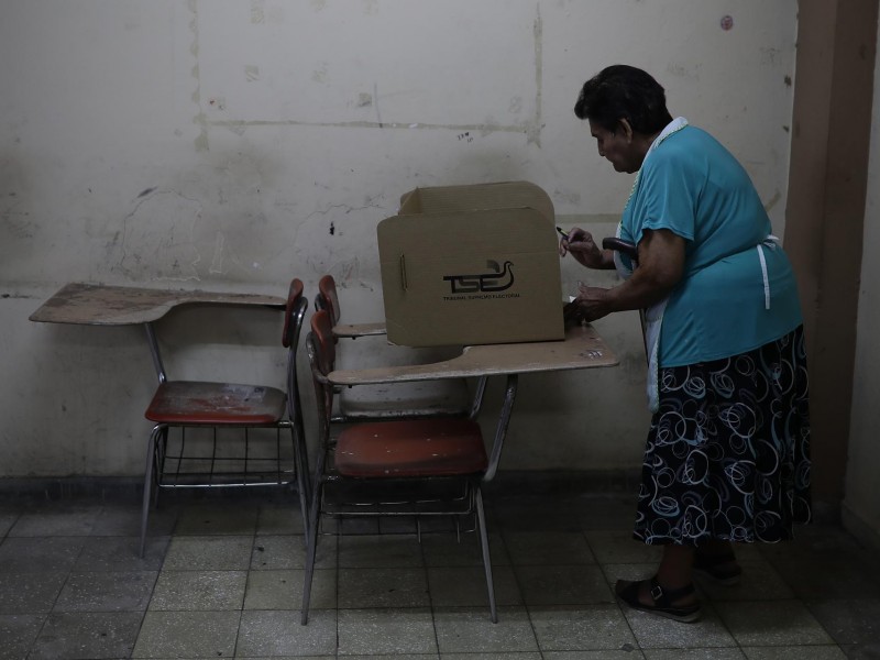 Abren casillas para votar en El Salvador