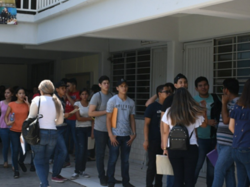 Abren convocatoria de becas para jóvenes universitarios