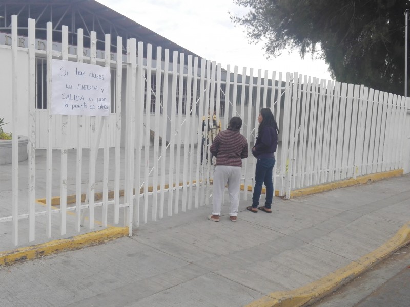 Abren escuela a pesar de negativa de padres