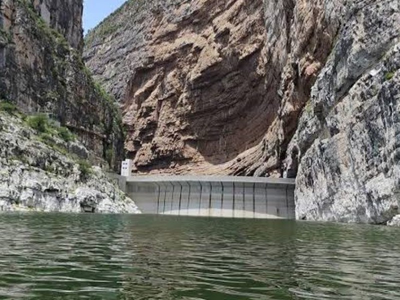 Abren las compuertas de presa Zimapán para desfogue y paran el acuaférico