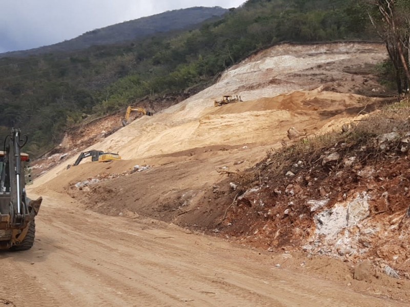 Abren paso en carretera VdeA - Minatitlán, mañana será irregular