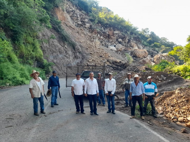 Abren paso en zona de derrumbe en carretera a Minatitlán