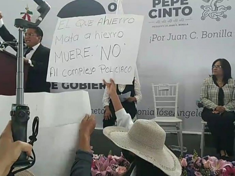 Abuchean a alcalde en Puebla durante su informe de gobierno