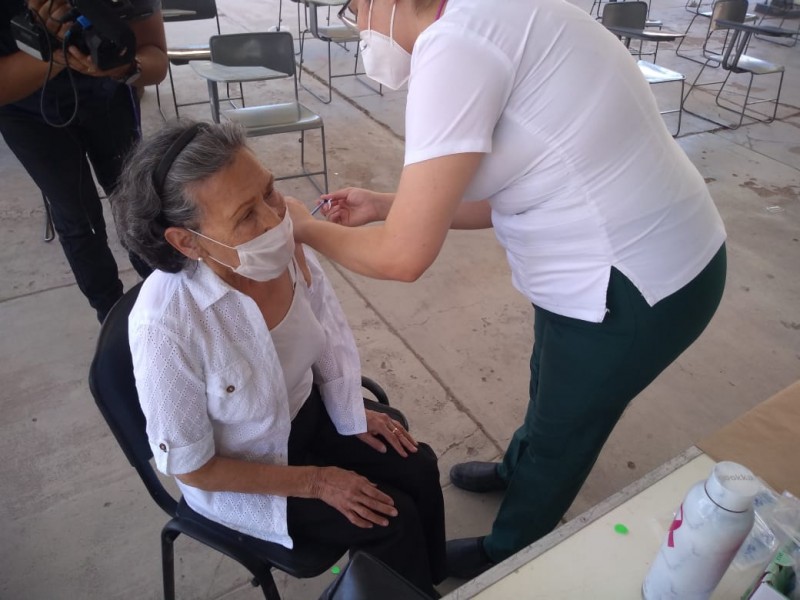 Abuela de 80 años llega manejando para recibir vacuna anticovid