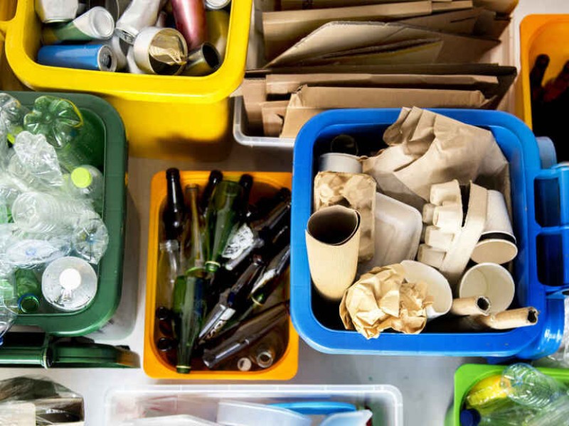 Abuela y Nieto realizan actividades de reciclaje