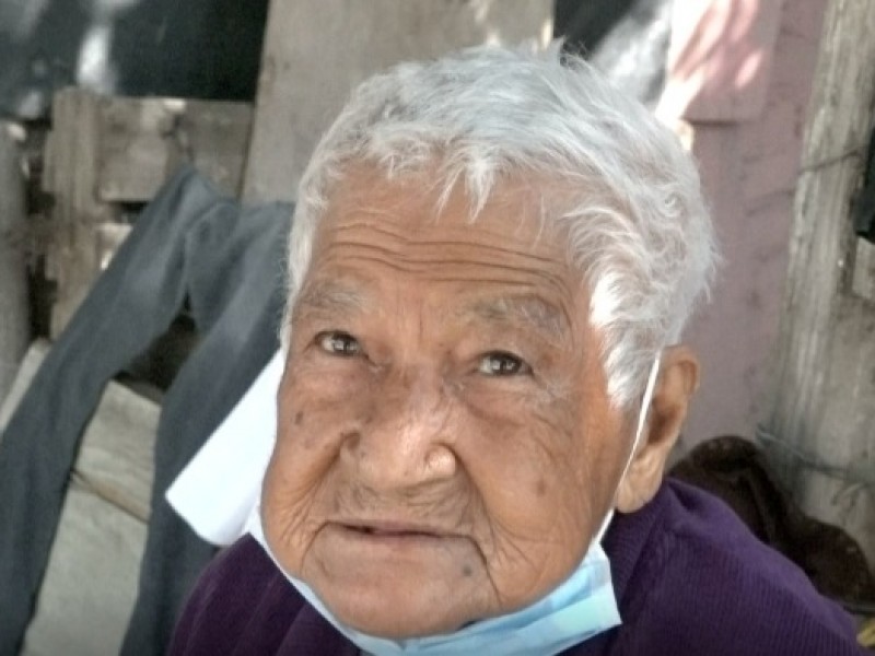 Abuelita pasa frío en colonia marginada de León