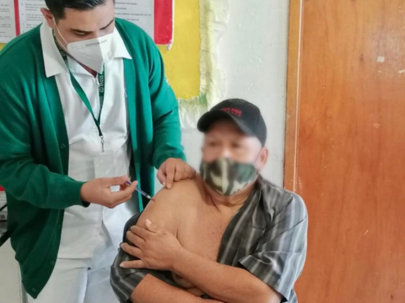 Abuelito de 62 años fue el primer vacunado en Compostela