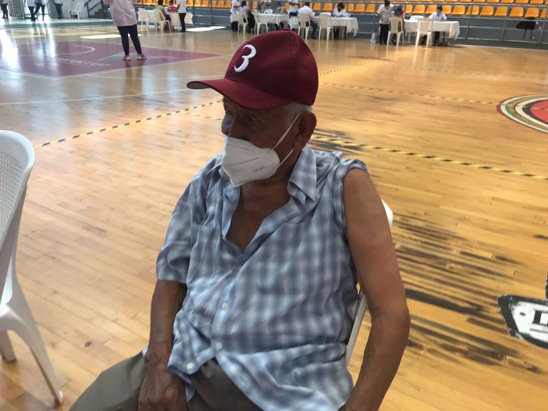 Abuelito es vacunado a tres días de su cumpleaños 86