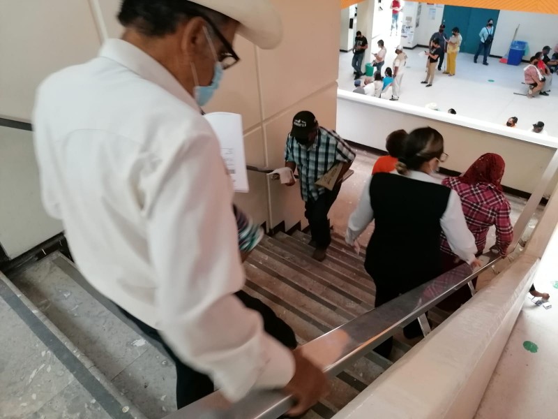Abuelitos batallan por no tener elevador en la UMF1 IMSS