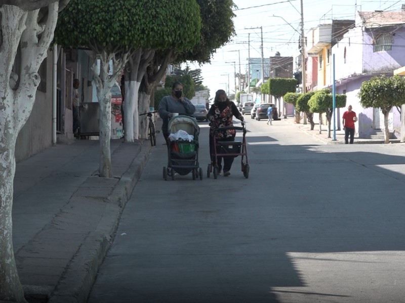 Abuelitos caminan largos trayectos para comprar despensa en colonia Piletas