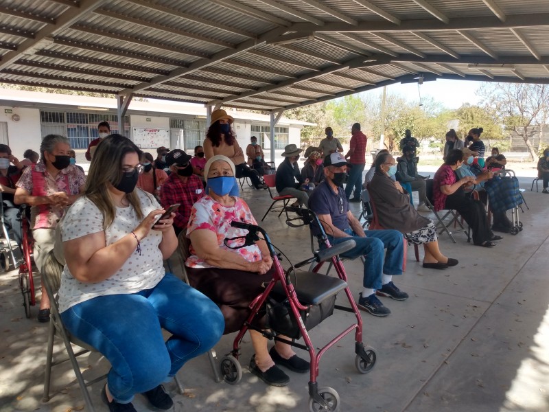 Abuelitos de Esperanza y Cócorit se quedan sin vacunas