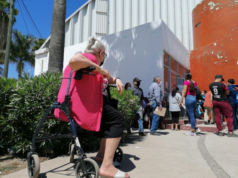 Abuelitos se enfrentaron a todo un viacrucis para ser vacunados