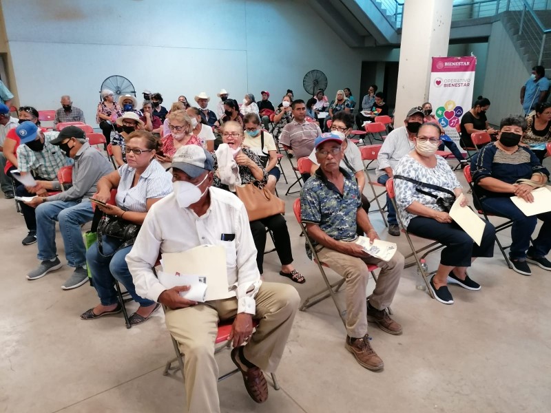 Abuelitos sufren de calor al recibir su pensión de bienestar