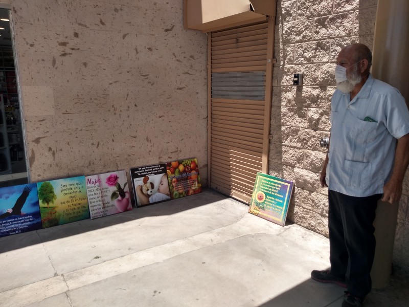 Abuelo sale a vender cuadros durante contingencia