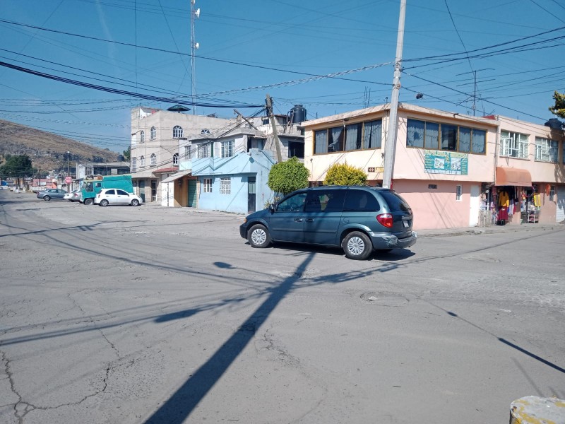 Abundan baches en la colonia Guadalupe en Toluca