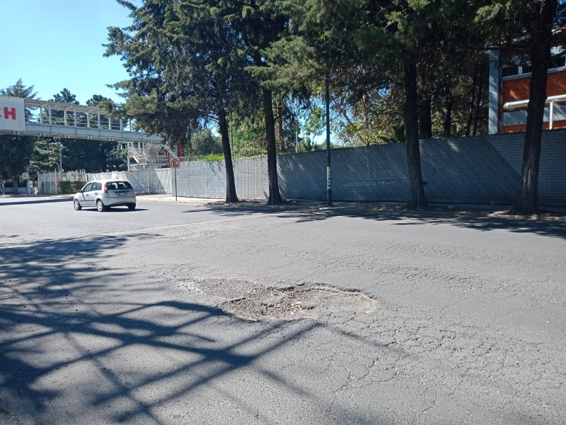 Abundan baches en la zona industrial de Toluca