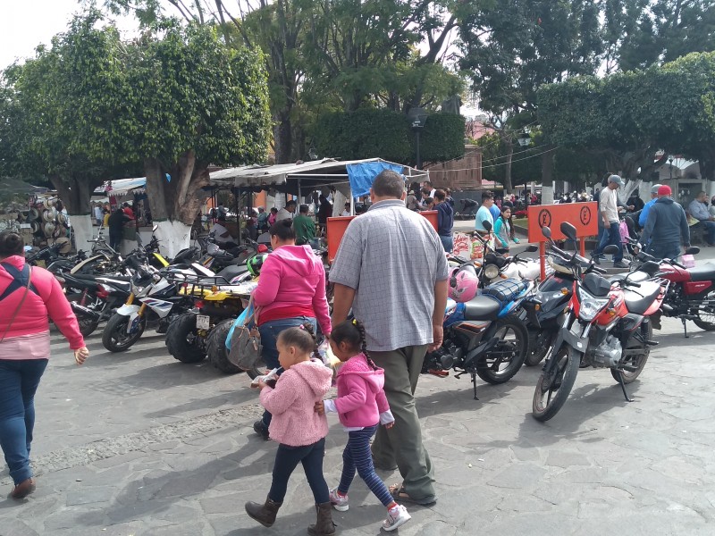Abusan motociclistas del espacio de estacionamiento