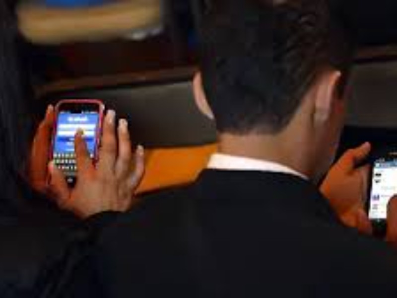 Abuso del celular, un problema que va en aumento