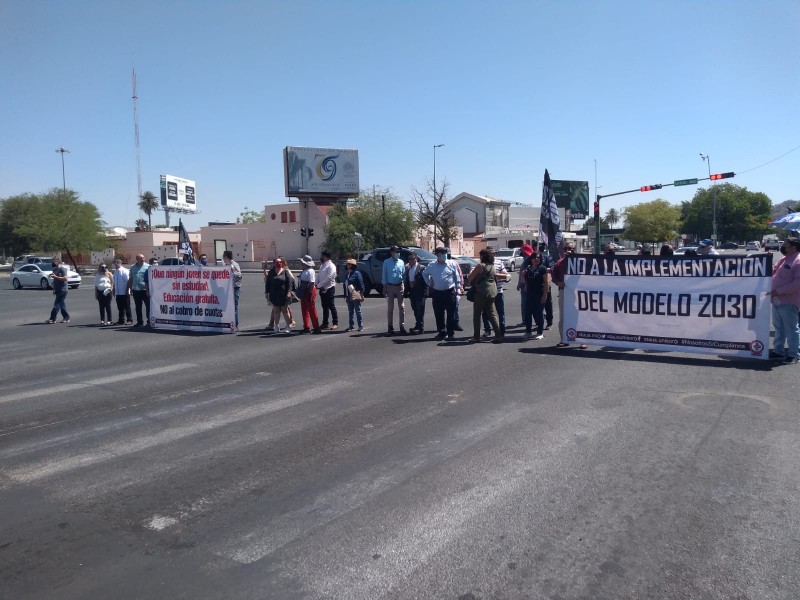 Académicos de la Unison realizan bloqueo vial