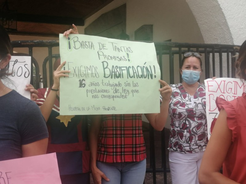 Acampan trabajadores de salud en Casa Jalisco para exigir basificación