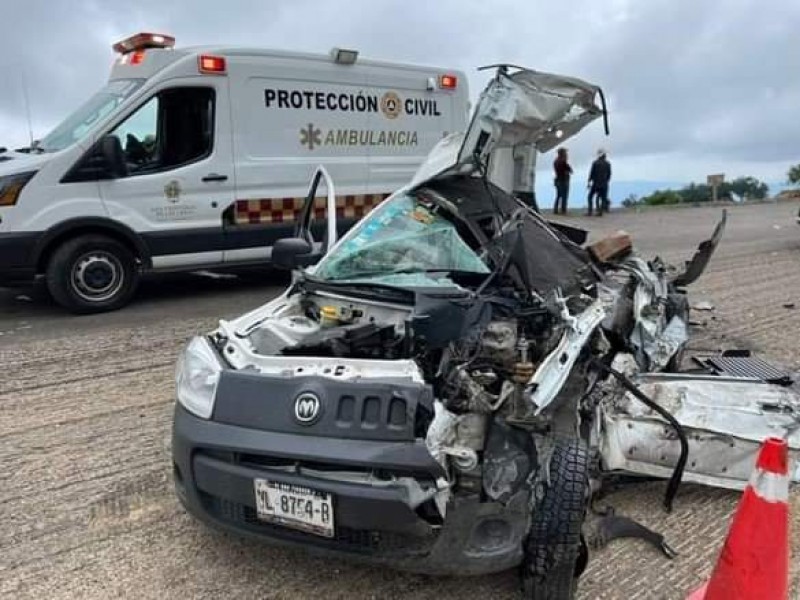 Accidente automovilístico de dos personas graves y una con heridas