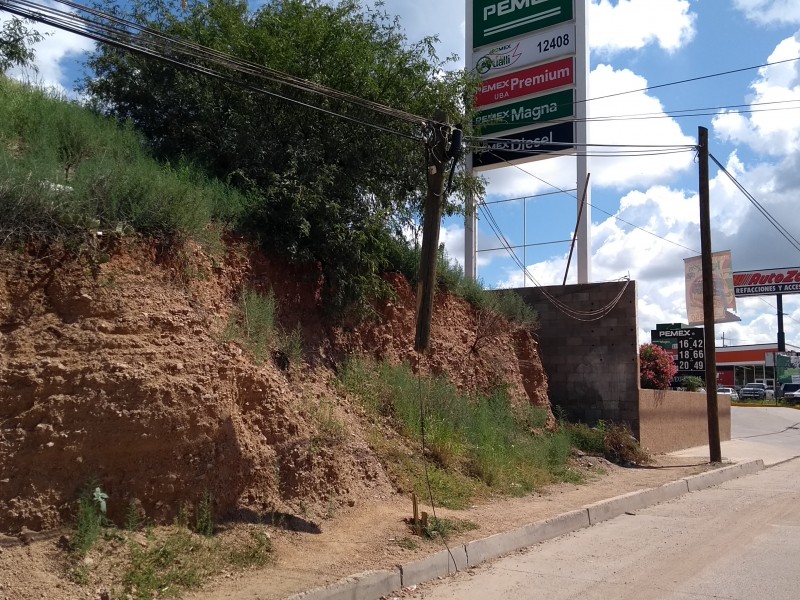 Accidente automovilístico deja un poste en el aire.