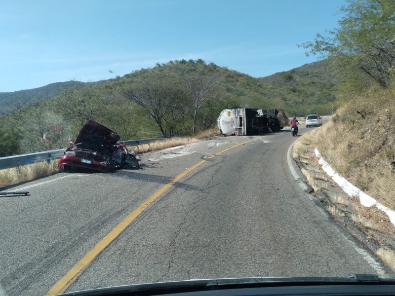 Accidente automovilístico en la carretera costera deja tres muertos