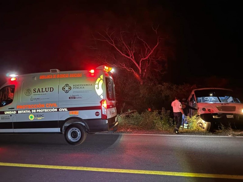 Accidente, camión urbano sale de carretera Colima-Jiquilpan