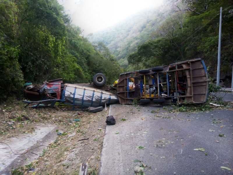 Accidente carretero deja sin brazo a conductor