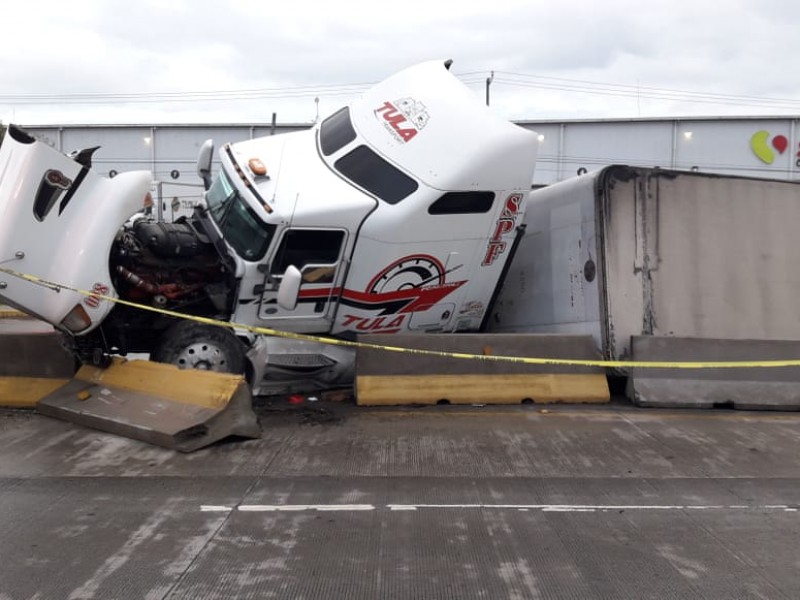 Accidente colapsa Periférico sur en Tlaquepaque