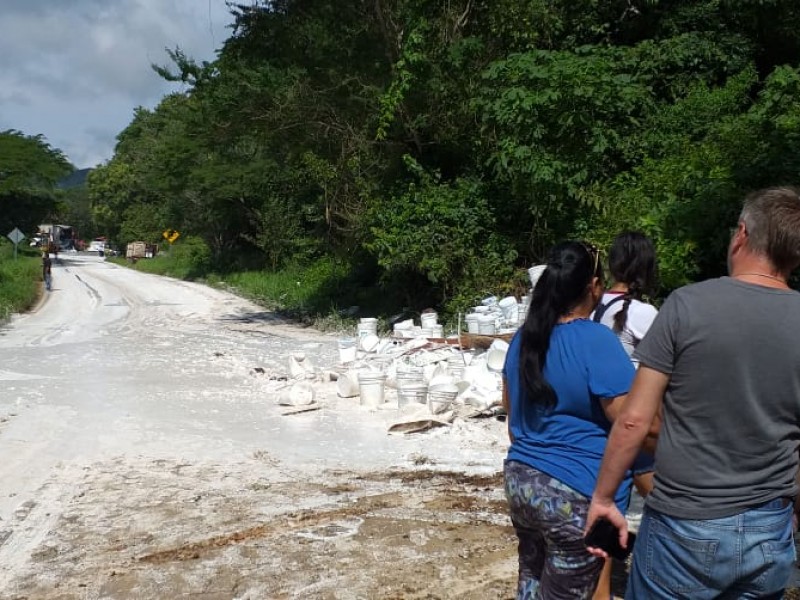 Accidente de camión con pintura en carretera 200