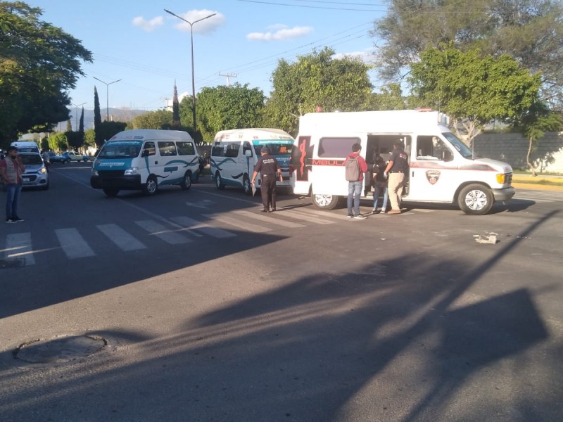 Accidente de colectiva deja 5 estudiantes lesionados